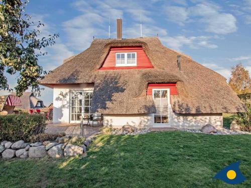 a thatched house with a red roof at Haus Seemannsgarn in Heringsdorf