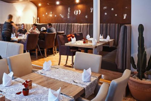 Un restaurante u otro lugar para comer en Ötztal Residenz