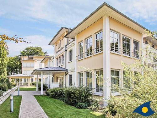 eine Außenansicht eines Hauses mit Garten in der Unterkunft Villen am Goethepark, Villa Christiane, Whg. 04 - Lena in Heringsdorf
