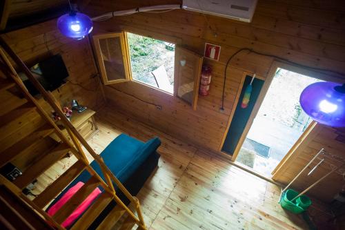 an overhead view of a living room in a tiny house at Cabañas aloños sociedad limitada in Aloños