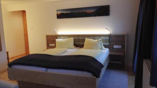 a bedroom with two twin beds with a headboard at Landhaus Taurer in Kals am Großglockner