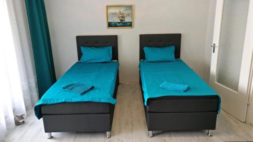 dos camas sentadas una al lado de la otra en una habitación en Comfort en Hannover