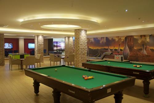 a billiard room with a pool table in a casino at Galeri Resort Hotel - Ultra All Inclusive in Okurcalar