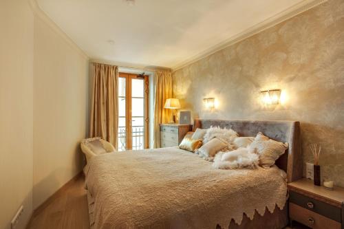เตียงในห้องที่ Luxury, comfort & quiet place next to Cathedral