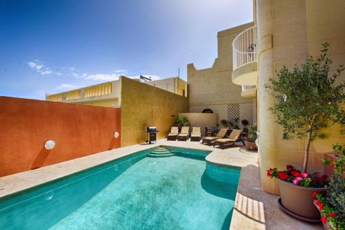 a swimming pool in the middle of a building at Aldo House in Għarb