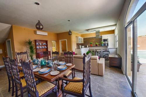 a dining room and living room with a table and chairs at Aldo House in Għarb