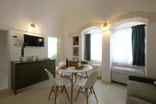 a kitchen and dining room with a table and chairs at Via Ricasoli 8 in Ostuni