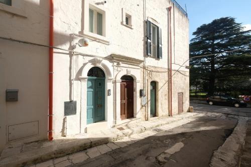 a building with a green door on a street at Via Ricasoli 8 in Ostuni