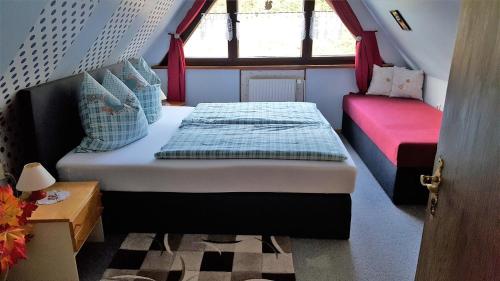 シュトールベルク・イム・ハルツにあるBirkenhainの小さなベッドルーム(ベッド1台、窓付)