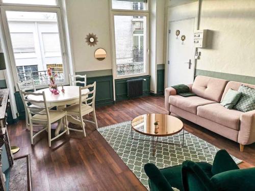 un salon avec un canapé et une table dans l'établissement Le classique champenois, centre ville, proche cathédrale, à Reims