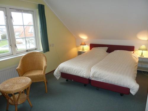 Un pat sau paturi într-o cameră la Noordwijk Holiday Rentals