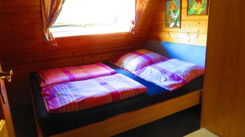 2 Betten in einem Zimmer mit Fenster in der Unterkunft Ferienwohnung Heucke in Berlin