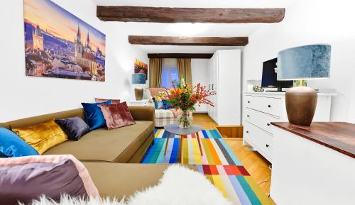 uma sala de estar com um sofá e uma mesa em Royal Route Residence em Praga