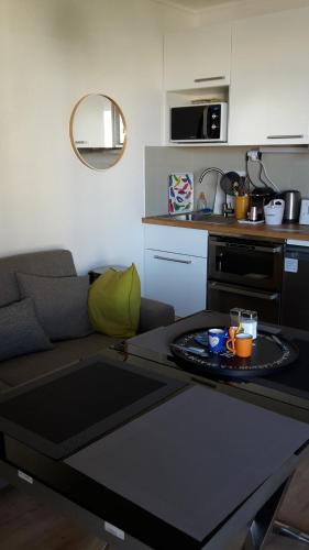 un salon avec un canapé et une table dans l'établissement carnon plage, à Carnon-Plage