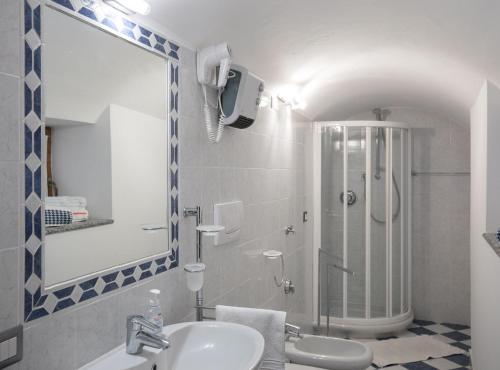 ドマーゾにあるCasa Domasoのバスルーム(シンク、鏡付きシャワー付)