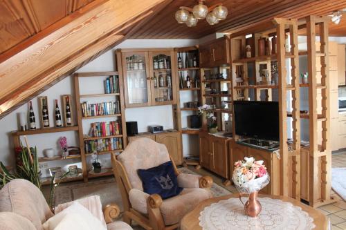 Lehmen的住宿－Ferienwohnung Klosterberg，客厅配有家具和电视。