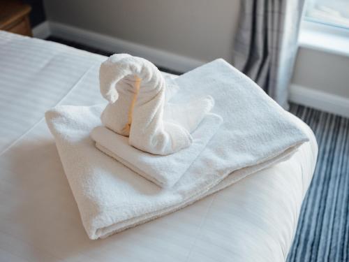 ręcznik z łabędziem siedzącym na łóżku w obiekcie The Bell Inn w mieście Worcester