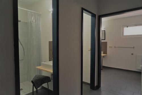 Vonios kambarys apgyvendinimo įstaigoje klassMo Gästehaus