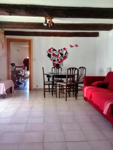 un salon avec un canapé rouge et une table dans l'établissement Studio avant port Sète, à Sète