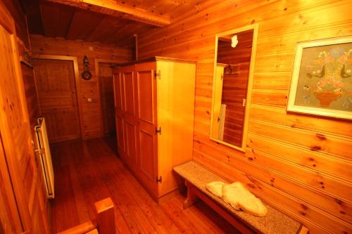 ÖblarnにあるKrennbauerの木造の客室で、キャビン内にベンチがあります。