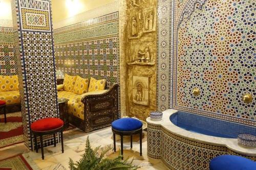 un bagno con vasca e un letto in una camera di Dar Al Madina Al Kadima a Fes