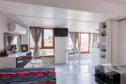 ブルガスにあるApart & Rooms Fotinovのリビングルーム(ベッド1台付)、キッチンが備わります。