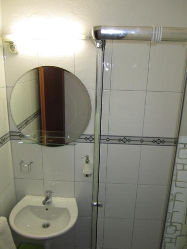 bagno con doccia, lavandino e specchio di NIVES B. a Supetar (San Pietro di Brazza)