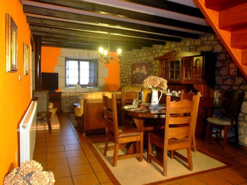 Posada Gema في أوبياركو: مطبخ وغرفة طعام مع طاولة وكراسي