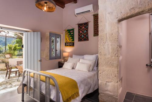 Postel nebo postele na pokoji v ubytování Boutique Villa Kalliope