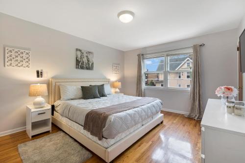 Ένα ή περισσότερα κρεβάτια σε δωμάτιο στο Close to NYC | King Bed | Free Parking