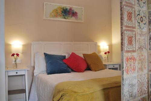 A bed or beds in a room at El Rincón de Aurora