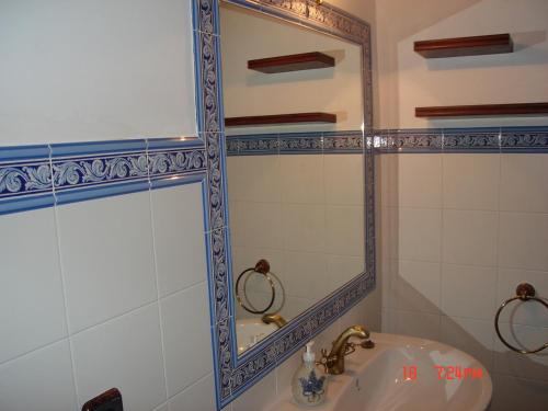 uma casa de banho com um lavatório e um espelho em Apartamentos el Portal em Gea de Albarracín
