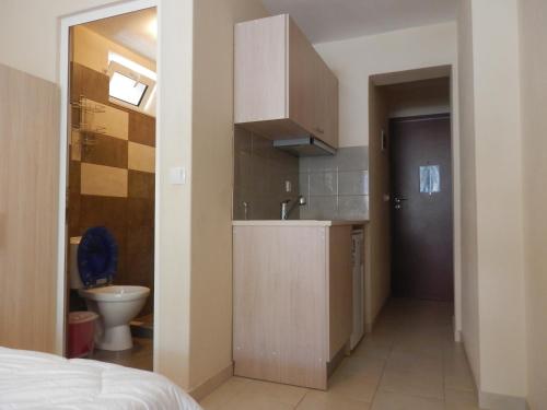 Habitación con baño con lavabo y aseo. en Mango, en Paralia Katerinis