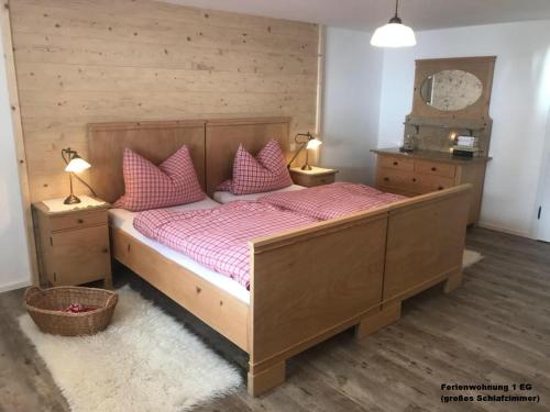 En eller flere senge i et værelse på Kräuterhof-Ferienwohnung