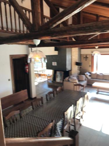 Un restaurante o sitio para comer en Chalet 12 personnes Montgenèvre