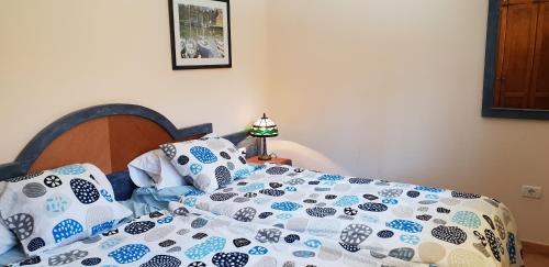 バジェ・グラン・レイにあるEl Cieno 2, App. 15Bのベッド(青と白の掛け布団、枕付)