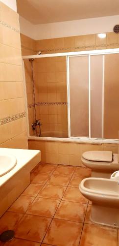a bathroom with a toilet and a sink and a tub at El Cieno 2, App. 15B in Valle Gran Rey