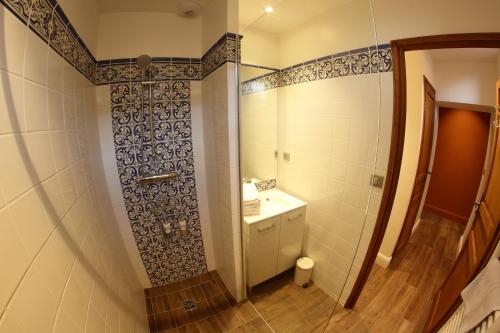 La petite salle de bains est pourvue d'un lavabo et d'une douche. dans l'établissement Maison de l'horloge, à Courcelles-sous-Moyencourt
