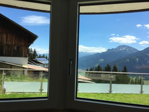 a window with a view of a mountain at Koflers Ferienwohnungen in Oberperfuss