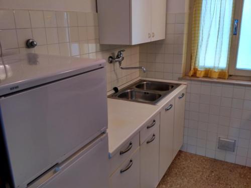 A kitchen or kitchenette at Condominio VILLA CHIARA