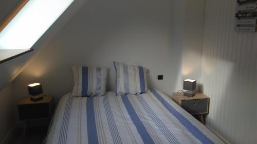 - une chambre avec un lit et 2 tables de chevet dans l'établissement Appartement Bagnères de Luchon, à Luchon