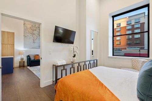 um quarto com uma cama e uma televisão de ecrã plano em Luxury City Escape em Newark