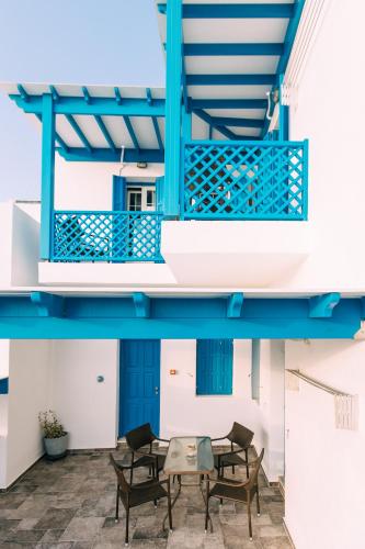 a balcony with a table and chairs on a building at Akrotiri in Analipsi