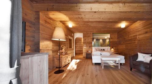 um quarto com paredes de madeira e uma cama num quarto em Villa Schmalzl em Ortisei