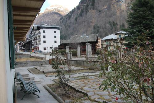 a view of a town with a building and a mountain at Residence Kalipè in Alagna Valsesia