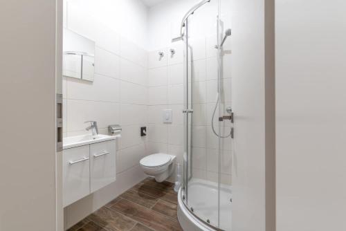 Kúpeľňa v ubytovaní Monteurzimmer Berlin Pankow mit Dachterrasse - Nur 10 min. von der A10 - 3 Zimmer/ 7 Betten