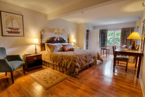 a hotel room with a bed and a desk and a desk at Lanes Privateer Inn in Liverpool