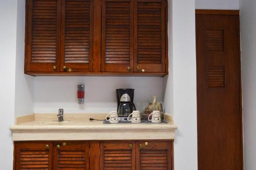 a kitchen counter with a sink and a coffee maker at Casa D Miros familias y Grupos y Empresas Max 20 p in Guadalajara