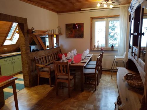 uma sala de jantar com uma mesa de madeira e cadeiras em Ferienhaus Lyhs em Fehrenbach