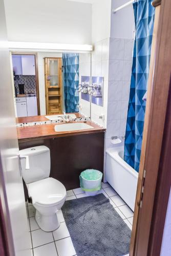 a bathroom with a toilet and a sink and a tub at FeWo Köln in Cologne